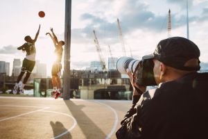 Lifestyle HERO male photographer basketball Atiba Jefferson EOS R1